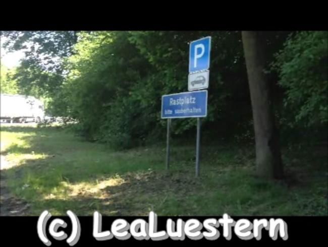 Lea Luestern Porno Video: Auf dem Autobahnparkplatz gepisst