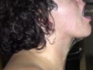 Lea Luestern Porno Video: Lea läst sich anpissen mit Aufnahme