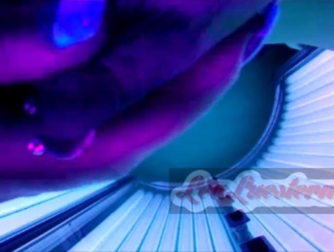 Lea Luestern Porno Video: Mastubieren auf der Sonnenbank